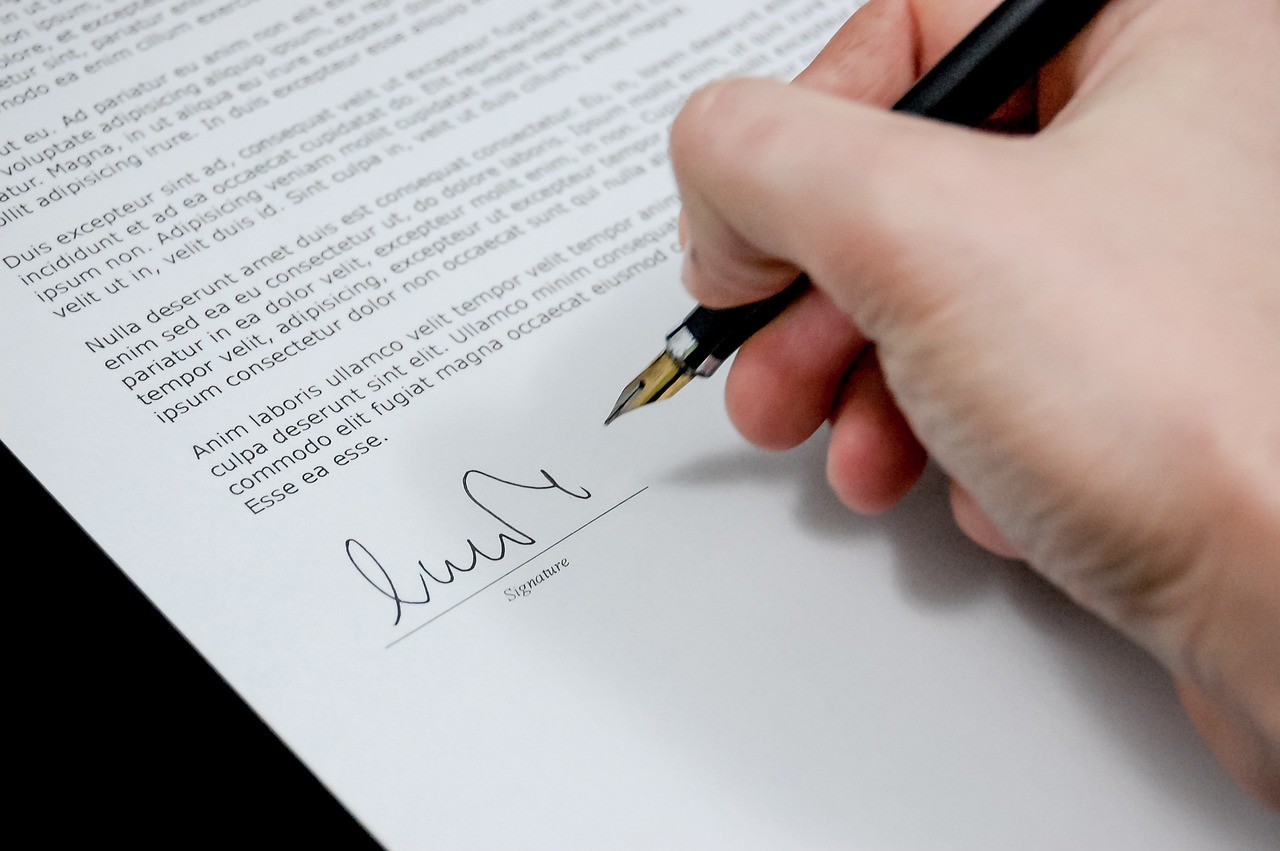 Firma de un contrato como representación del derecho concursal.