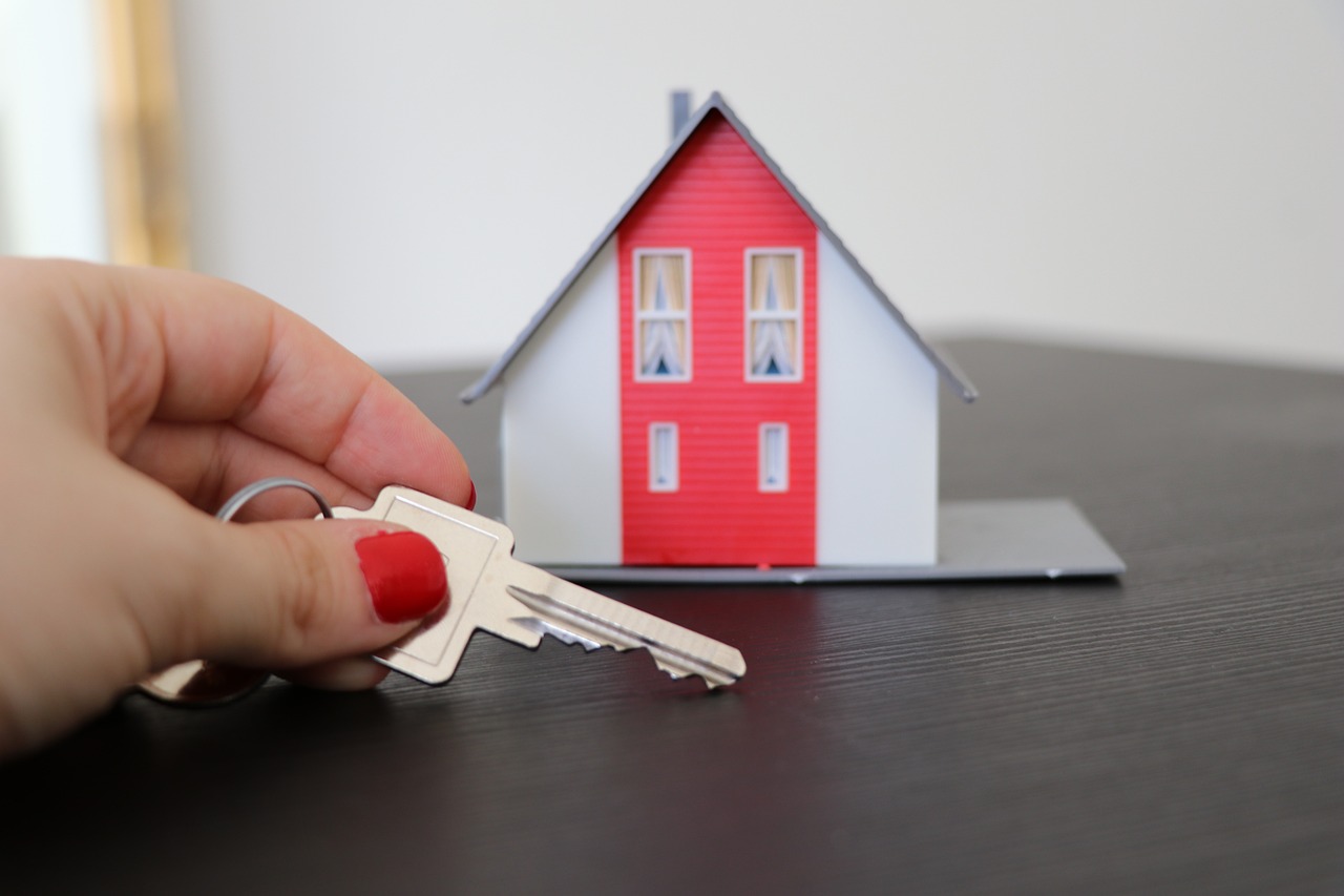 Casita con una llave como representación de abogados especialistas en desahucios