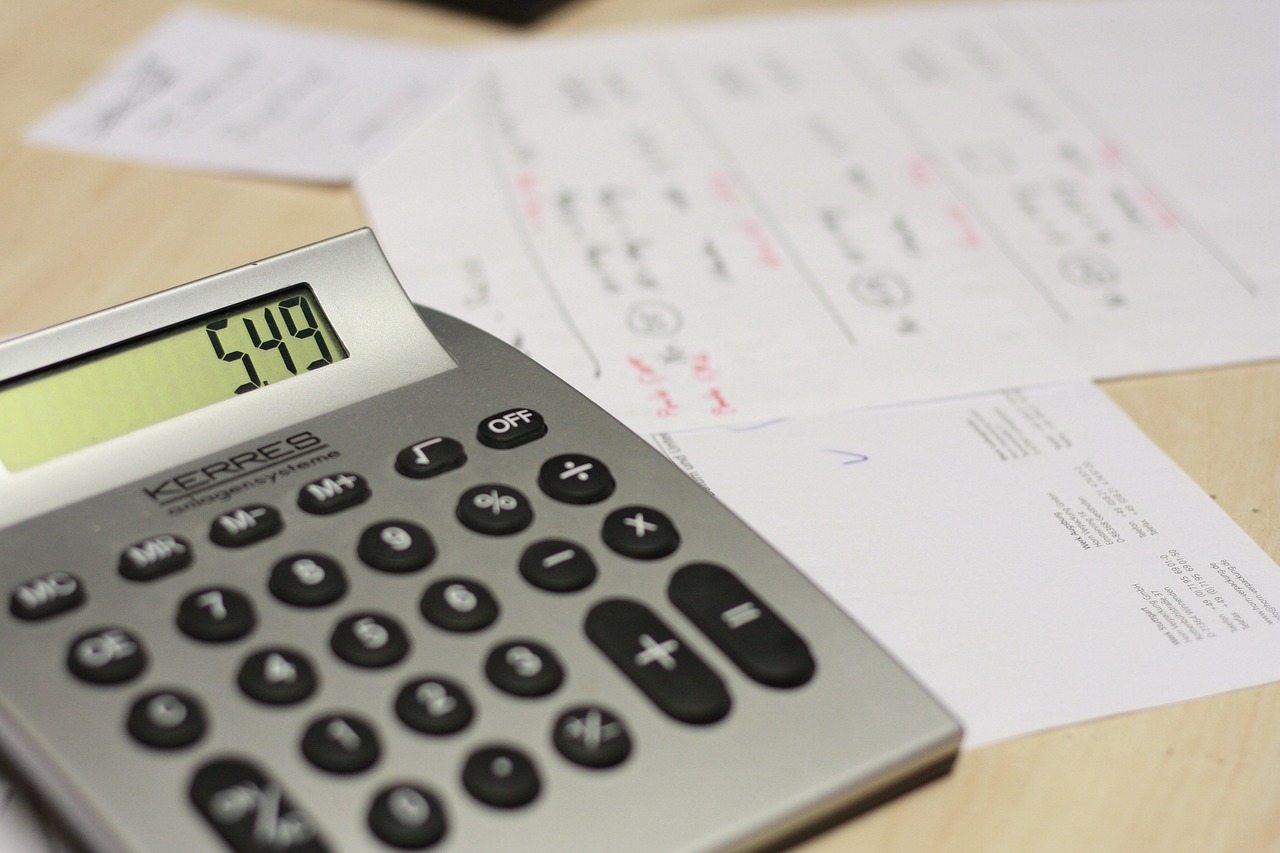 Calculadora como representación del derecho fiscal y laboral